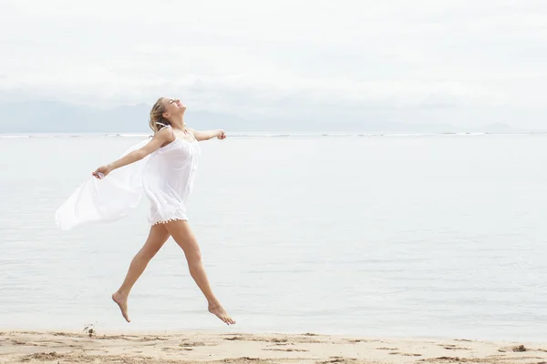 Pretty woman running on beach — Stock Photo, Image