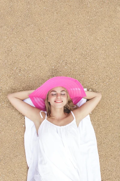 Piękna kobieta, leżące na piasku — Zdjęcie stockowe