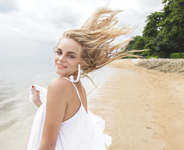 Beautiful woman on beach — Stock Photo, Image