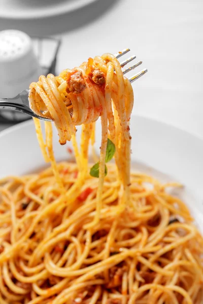 Cuisine spaghetti bolognese on fork — Stock Photo, Image