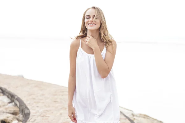 Beautiful woman on beach — Stock Photo, Image