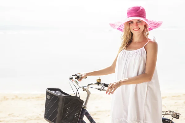 海岸沿いの自転車と一緒に歩いている女性 — ストック写真