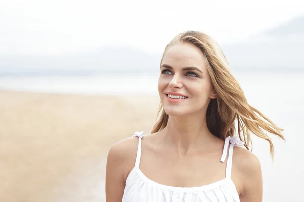 Hübsche lächelnde Frau am Strand — Stockfoto