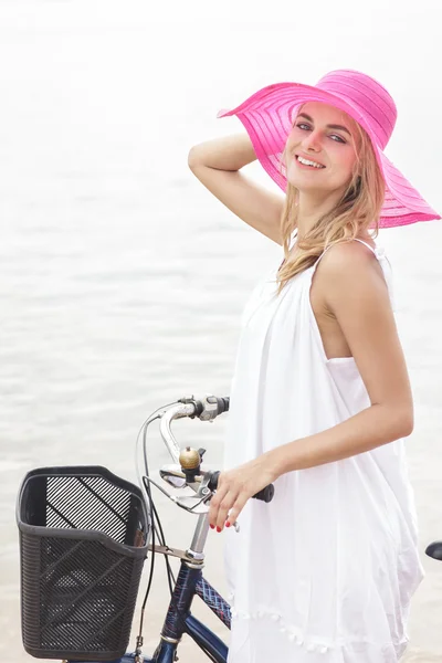 Mulher andar de bicicleta na praia — Fotografia de Stock