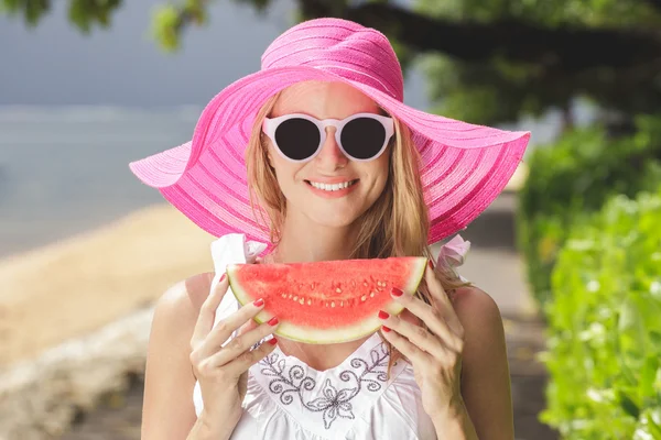 Mulher de chapéu de sol rosa e óculos de sol — Fotografia de Stock