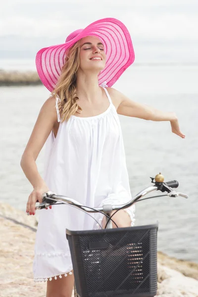 Mujer sonriente sentada en bicicleta — Foto de Stock