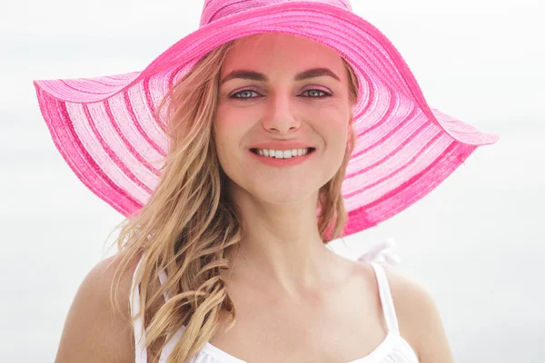 Mulher de chapéu de sol rosa na praia — Fotografia de Stock