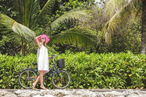 自転車と一緒に歩いている美しい女性 — ストック写真