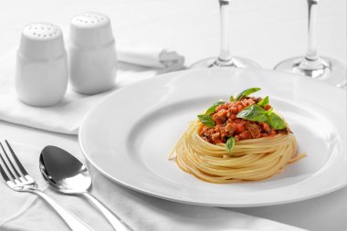 İtalyan spagetti Bolognese sos ile