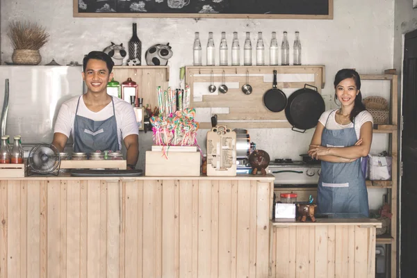 Jovens funcionários do café — Fotografia de Stock