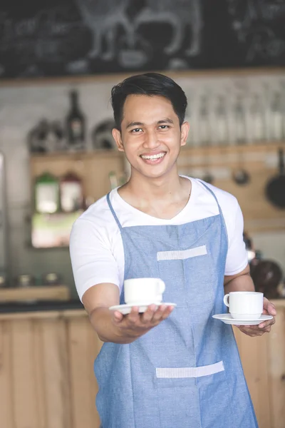 Kellner serviert Kaffee — Stockfoto