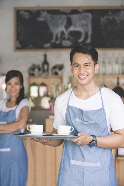 Jovens funcionários do café — Fotografia de Stock