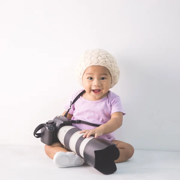 Pequena menina sentada no chão — Fotografia de Stock