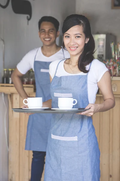 Jovens funcionários do café — Fotografia de Stock