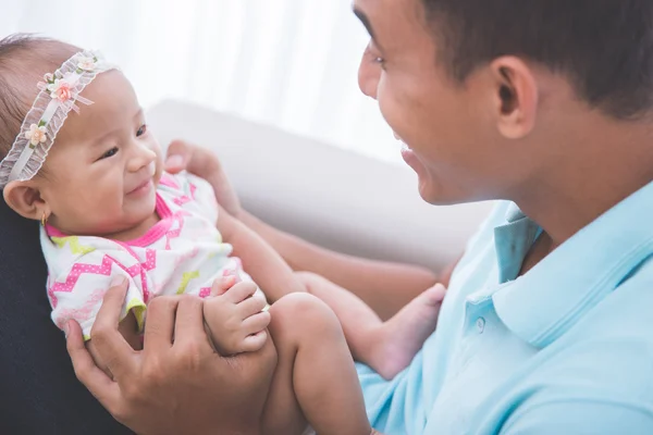 Vader bedrijf schattige baby — Stockfoto