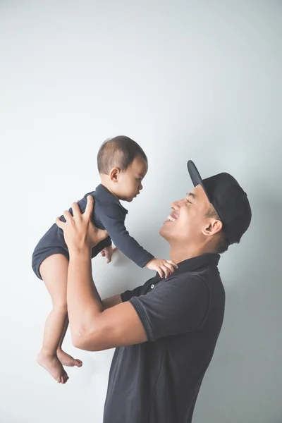 Apja gazdaság imádnivaló baba — Stock Fotó
