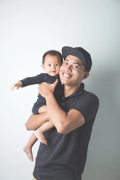 Padre sosteniendo adorable bebé — Foto de Stock