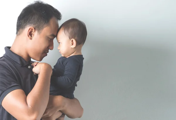 Padre sosteniendo adorable bebé — Foto de Stock
