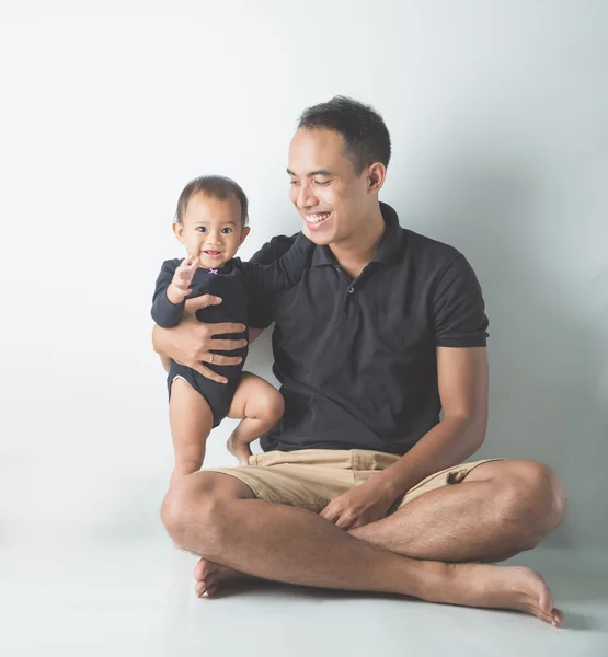 Pai segurando bebê adorável — Fotografia de Stock