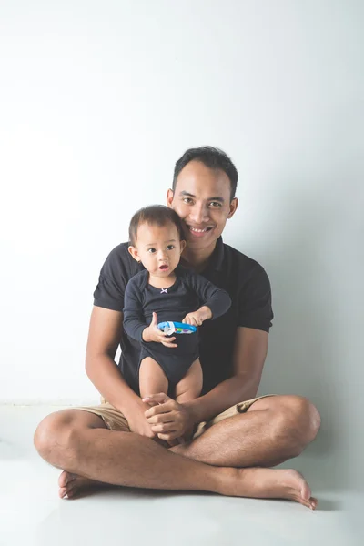 Padre tenendo adorabile bambino — Foto Stock