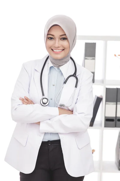 Asiático mujer médico sonriendo con estetoscopio —  Fotos de Stock