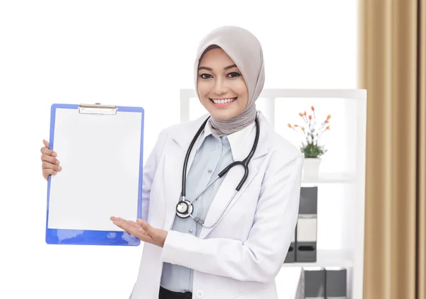 Bela asiático feminino médico com estetoscópio — Fotografia de Stock