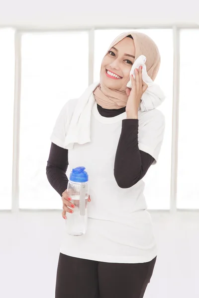 Hermosa mujer deportiva limpiando su sudor después del entrenamiento —  Fotos de Stock