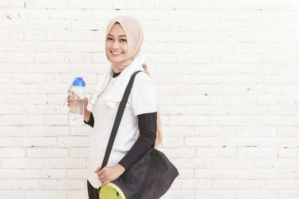 Asiatische sportliche Frau trägt Sporttasche und eine Flasche Wasser — Stockfoto