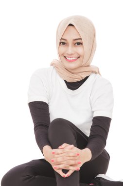 katta otururken gülümseyen kadın