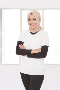 armcrossed ile hijab giyen kadın