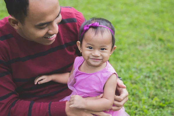 Far omfamnande lilla dotter i park — Stockfoto