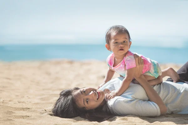 Mutter und Baby spielen zusammen — Stockfoto