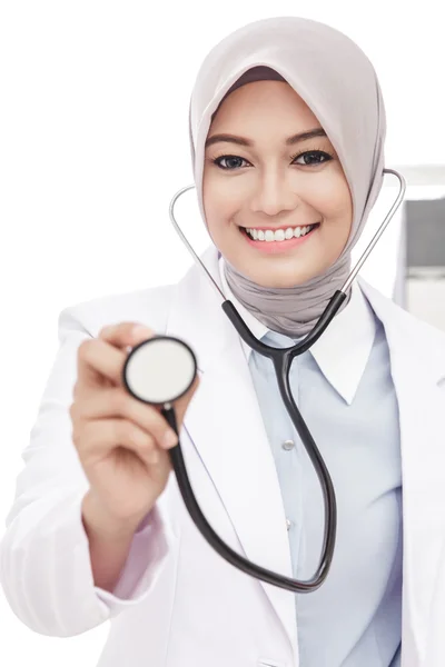 Asiático feminino médico sorrindo enquanto usando estetoscópio — Fotografia de Stock