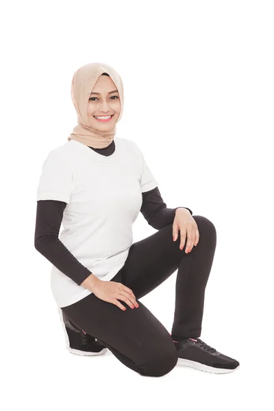 Muslim sporty woman doing squat — Stock Photo, Image