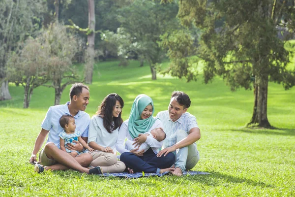 Jovem asiático famílias no parque — Fotografia de Stock