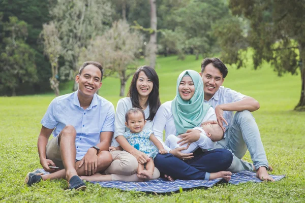 Giovani famiglie asiatiche nel parco — Foto Stock