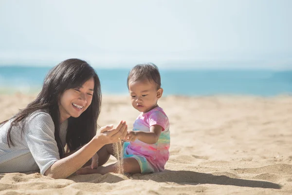 Mutter und Baby spielen zusammen — Stockfoto