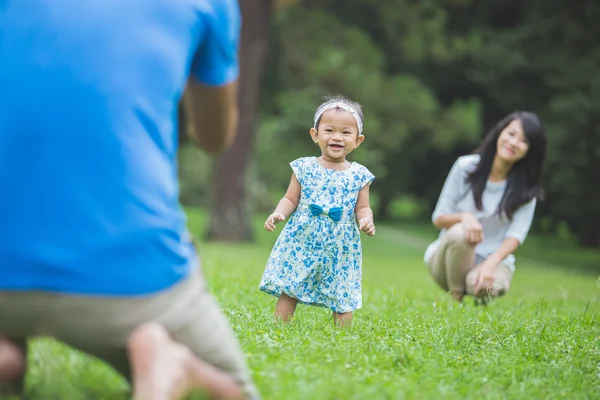 Baby eerste stappen op gras — Stockfoto