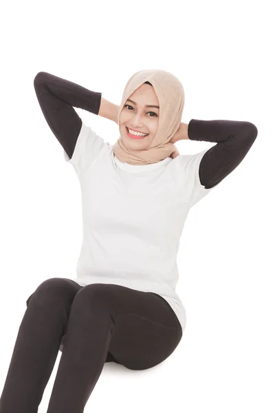 Muslim sporty woman doing sit up while smiling — Stock Photo, Image