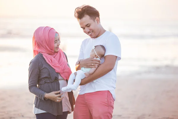 Glückliche Eltern blicken auf neugeborenes Baby — Stockfoto