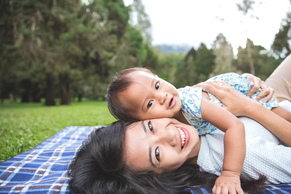 Madre con bambino che abbraccia nel parco — Foto Stock