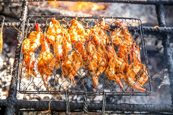 Grilling shrimp on campfire — Stock Photo, Image