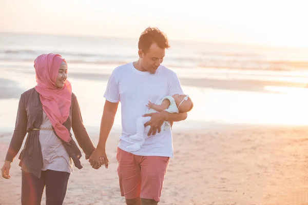 Genitori con bambino che cammina in spiaggia — Foto Stock