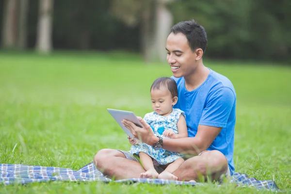 Padre mostrando tableta a hija — Foto de Stock