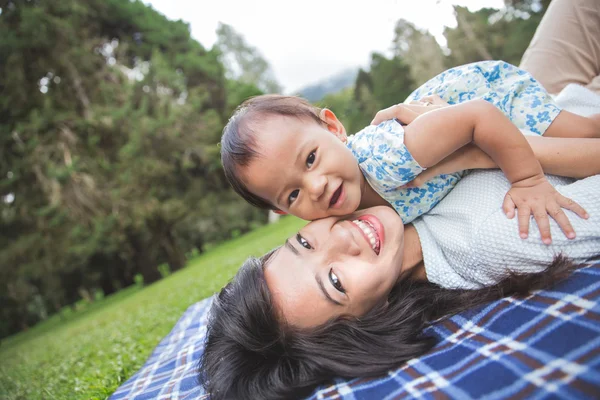 Madre con bambino che abbraccia nel parco — Foto Stock