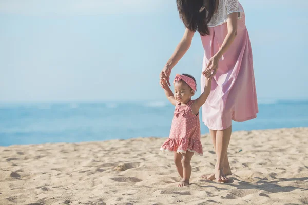 Madre con hija camina en la playa —  Fotos de Stock