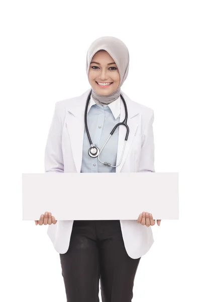 Asiatico femmina medico con stetoscopio tenere vuoto bianco bordo — Foto Stock