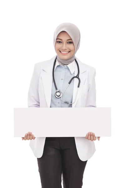 Asiático mujer médico con estetoscopio holding blanco tablero — Foto de Stock