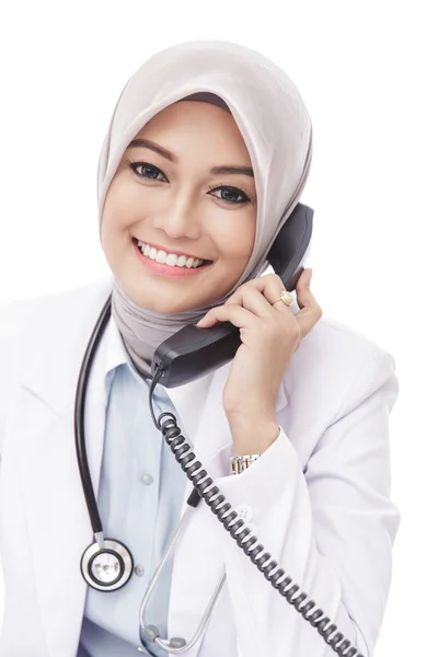 Bela asiático feminino médico falando no telefone — Fotografia de Stock