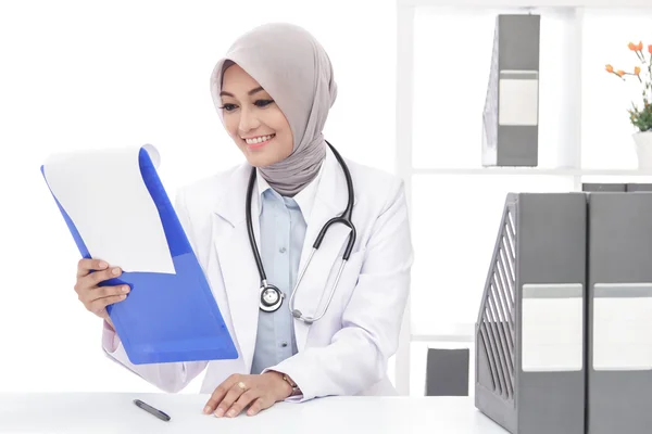 Asiático médico femenino con estetoscopio leyendo una nota —  Fotos de Stock